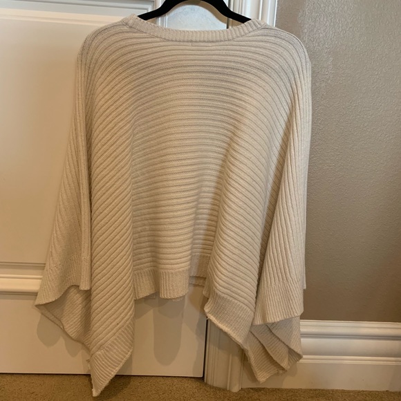 [LIKE 🆕] Irene’s Story: Cream Flowy Sweater - Picture 2 of 2